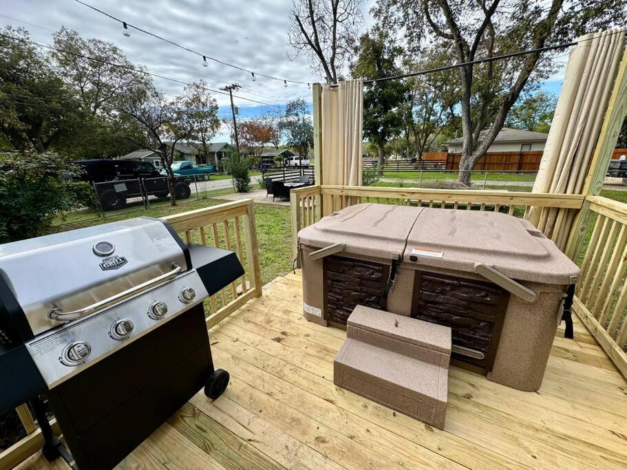 Hot Tub! Cozy Bungalow Downtown Near River Villa New Braunfels Exterior photo