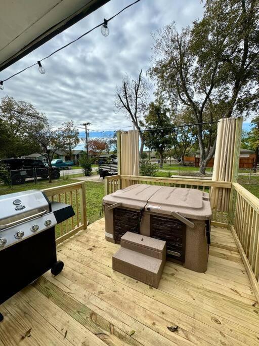 Hot Tub! Cozy Bungalow Downtown Near River Villa New Braunfels Exterior photo