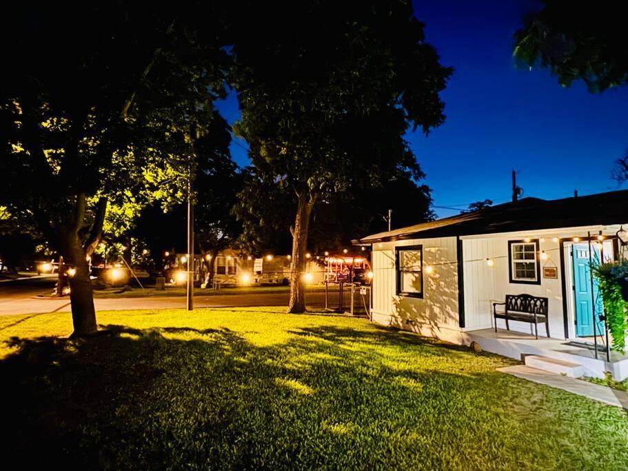 Hot Tub! Cozy Bungalow Downtown Near River Villa New Braunfels Exterior photo