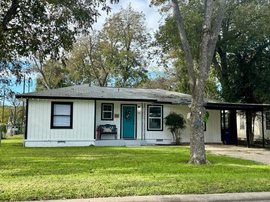 Hot Tub! Cozy Bungalow Downtown Near River Villa New Braunfels Exterior photo